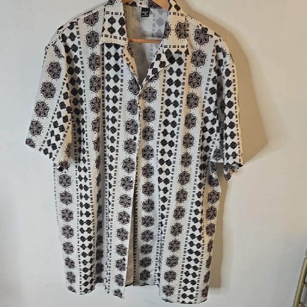 Men's Casual Short-Sleeve Button-Down Shirt in Black & White Print